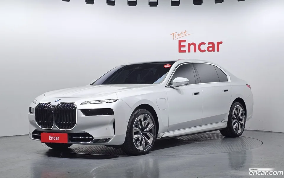 BMW 7 Series 750e xDrive 2023 — фото 1, купить с доставкой в Москву