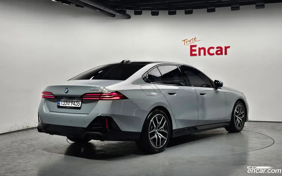 BMW 5 Series 520i M 2024 — миниатюра 2