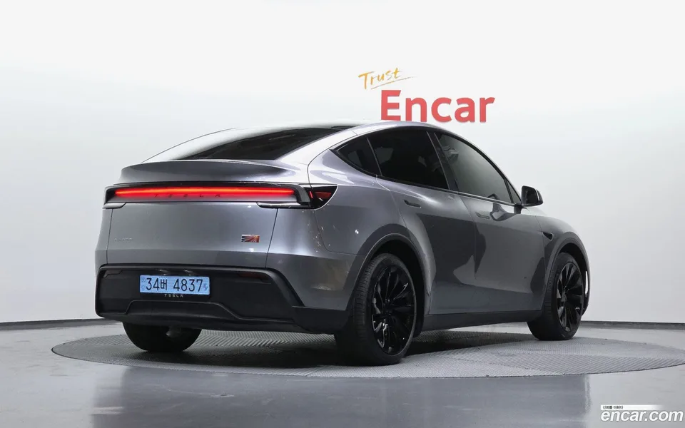 Tesla Model Y AWD 2025 — миниатюра 2