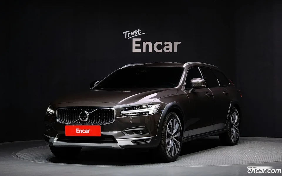Volvo V90 Cross Country B5 AWD 2022 — фото 1, купить с доставкой в Москву