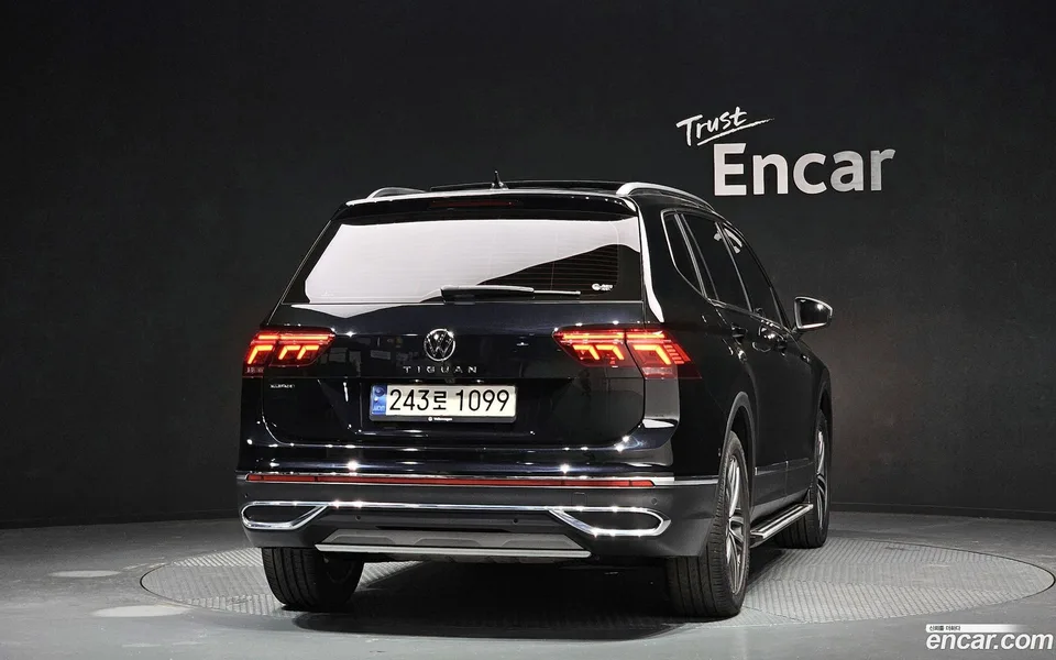 Volkswagen Tiguan Allspace 2.0 TSI 2023 — миниатюра 4