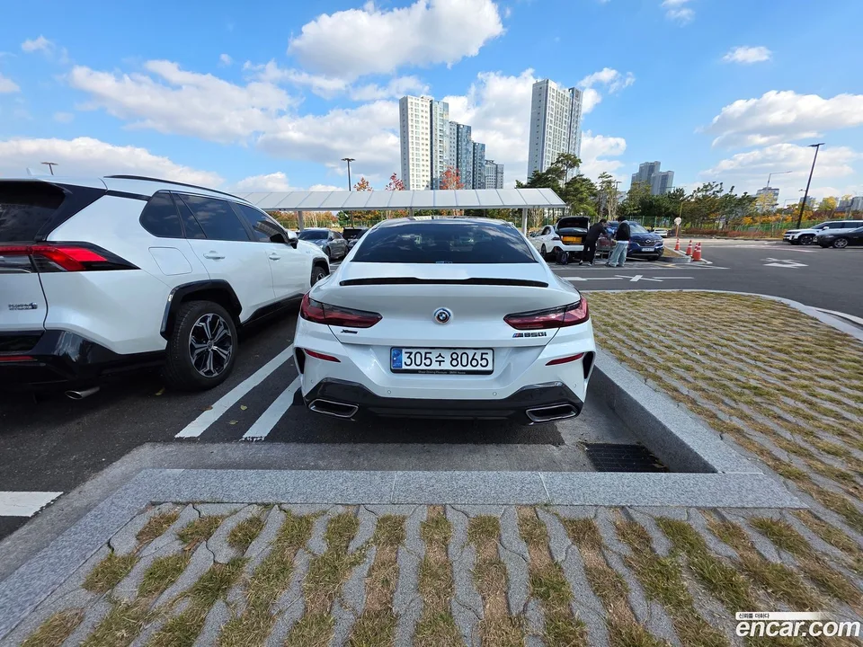 BMW 8 Series M850i xDrive 2023 — миниатюра 4