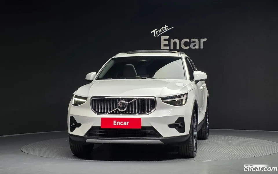 Volvo XC40 B4 2025 — миниатюра 3