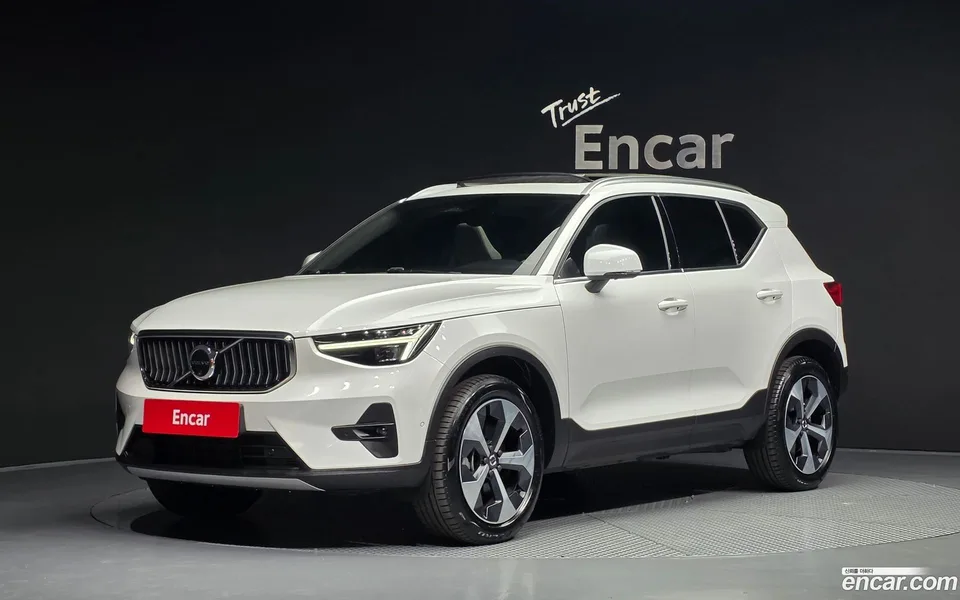 Volvo XC40 B4 2025 — фото 1, купить с доставкой в Москву