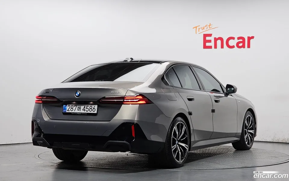BMW 5 Series 530i xDrive M 2025 — миниатюра 2
