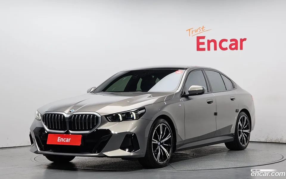 BMW 5 Series 530i xDrive M 2025 — фото 1, купить с доставкой в Москву