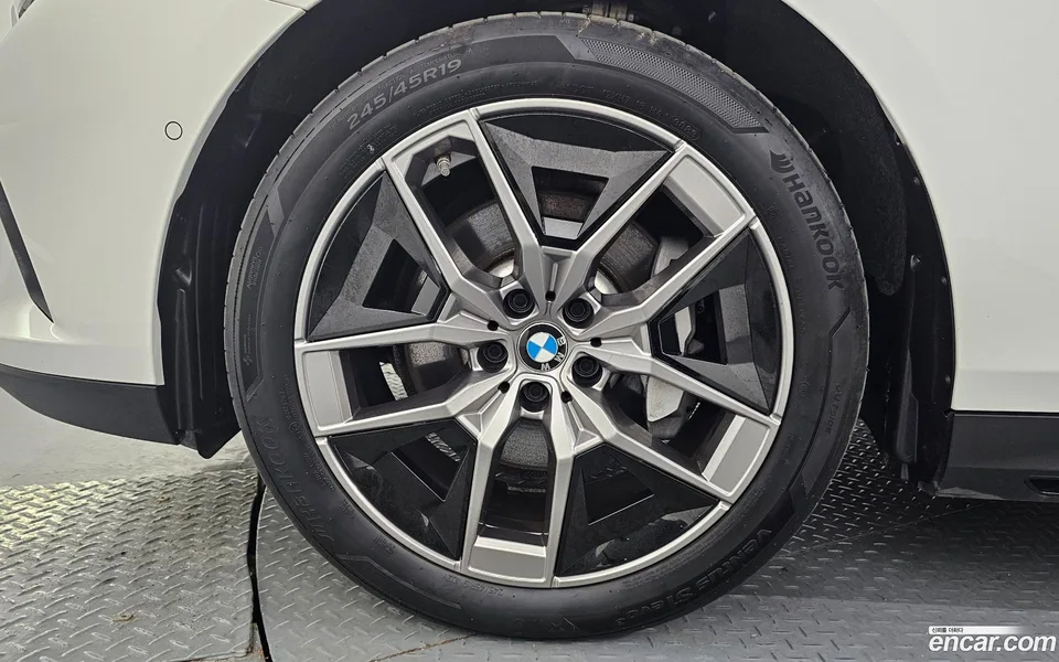 BMW 5 Series 530i xDrive 2023 — миниатюра 5