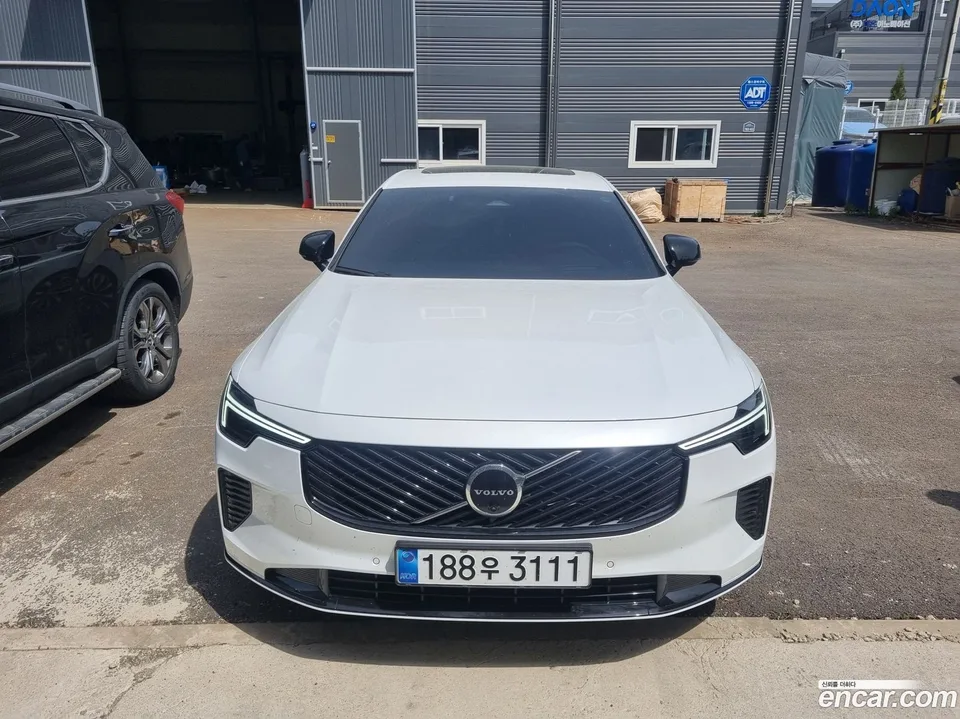 Volvo S90 B5 2025 — фото 1, купить с доставкой в Москву