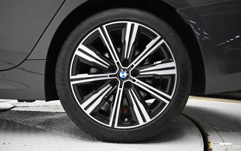 BMW 3 Series 320i 2025 — миниатюра 5