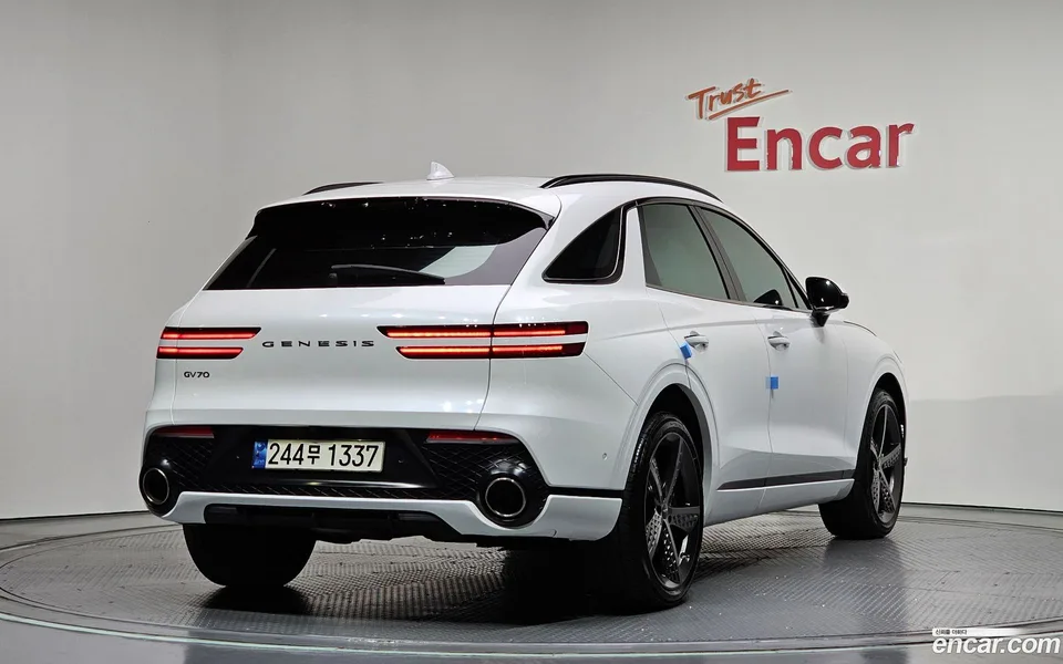 Genesis GV70 2.5T 2WD 2023 — миниатюра 2