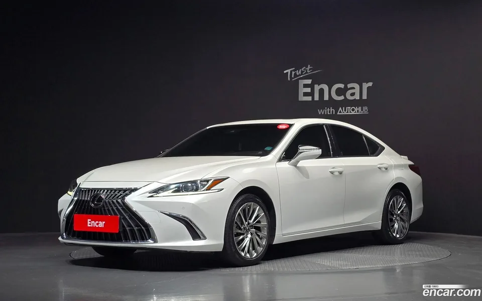 Lexus ES 300h 2022 — фото 1, купить с доставкой в Москву