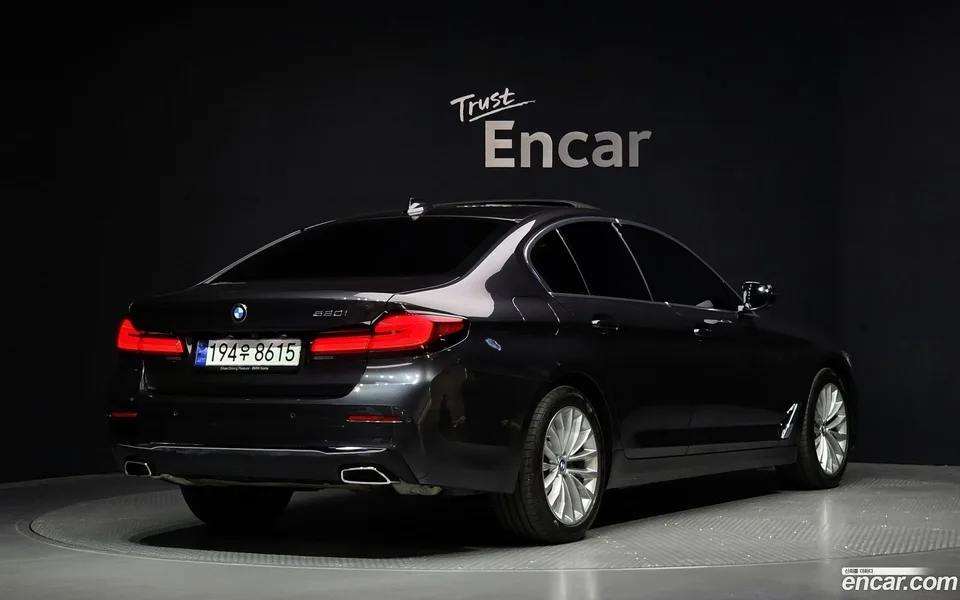 BMW 5 Series 520i 2023 — миниатюра 2