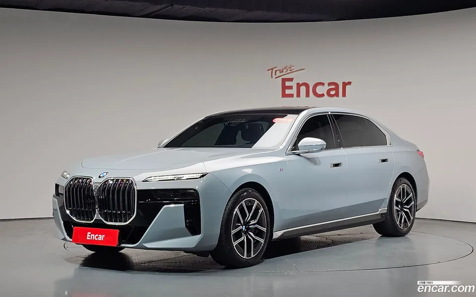BMW 7 Series 740i sDrive M 2023 — фото 1, купить с доставкой в Москву