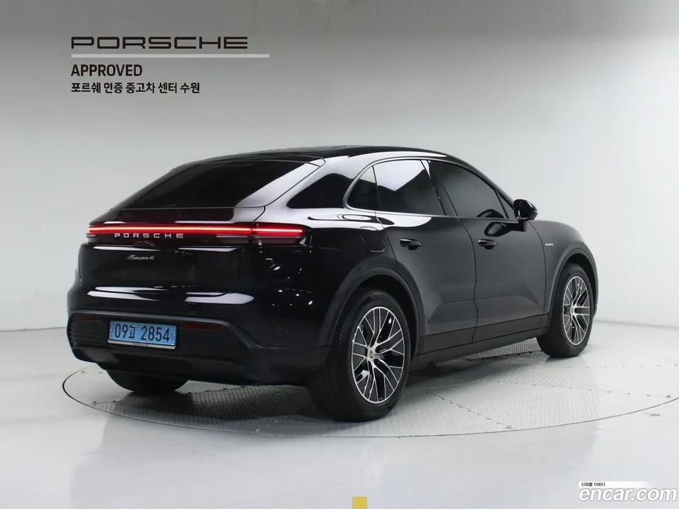 Porsche Macan Electric 4 2025 — миниатюра 2