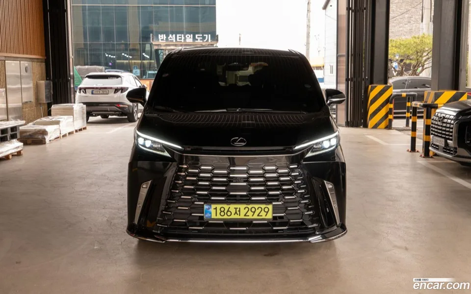 Lexus LM 500h 2024 — миниатюра 3