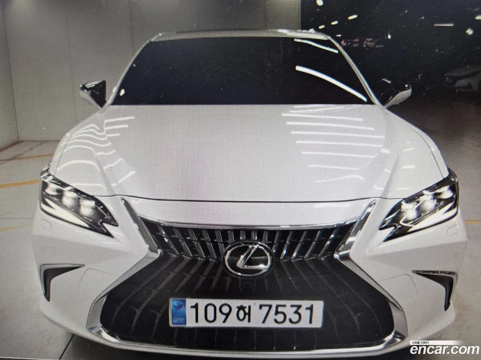 Lexus ES 300h 2024 — фото 1, купить с доставкой в Москву