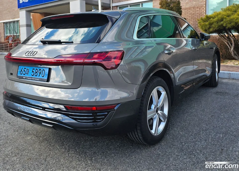 Audi Q8 e-tron 50 2024 — миниатюра 2
