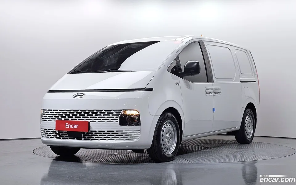 Hyundai Staria 3 2023 — фото 1, купить с доставкой в Москву
