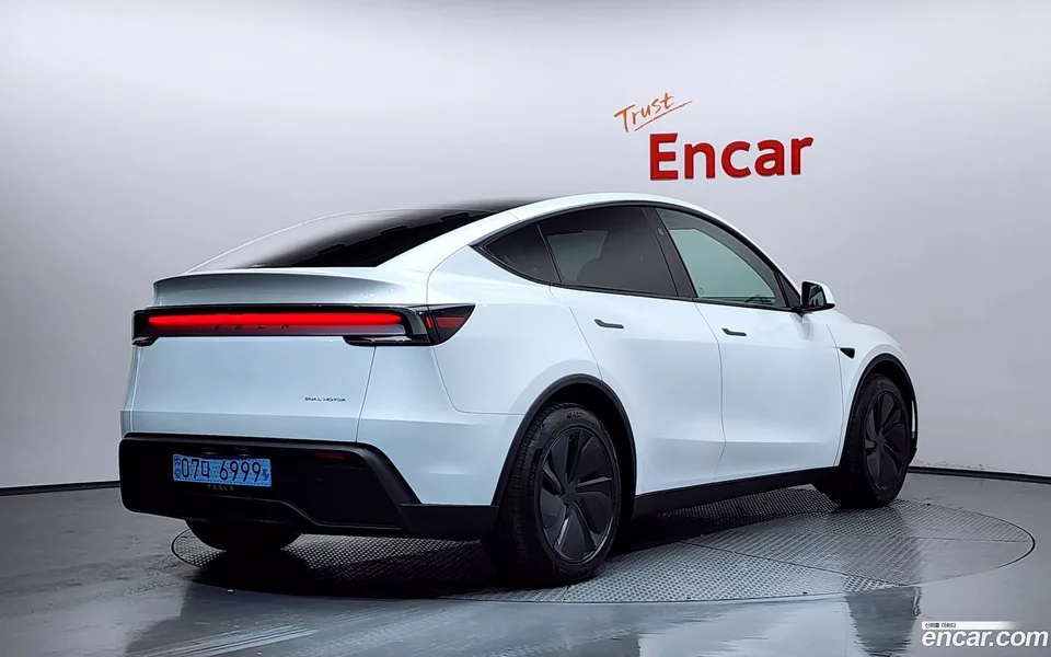 Tesla Model Y AWD 2025 — миниатюра 2