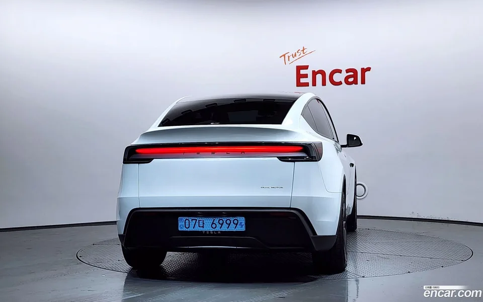 Tesla Model Y AWD 2025 — миниатюра 4