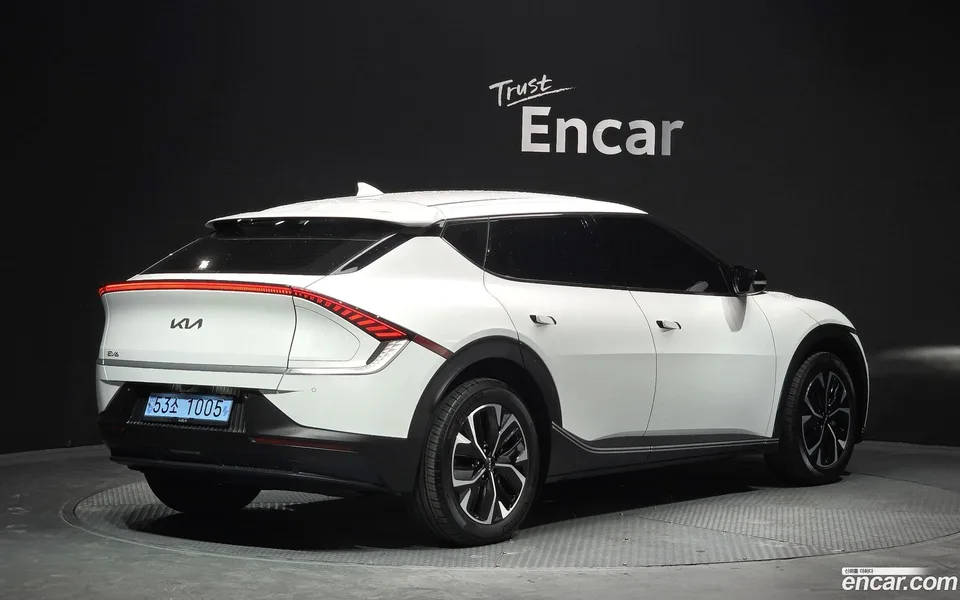 Kia EV6 2023 — миниатюра 2