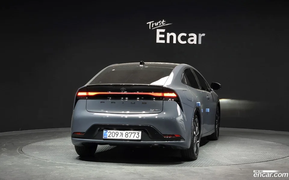 Toyota Prius 2.0 PHEV XSE 2025 — миниатюра 4