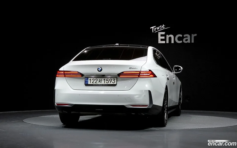 BMW 5 Series 520i 2023 — миниатюра 4