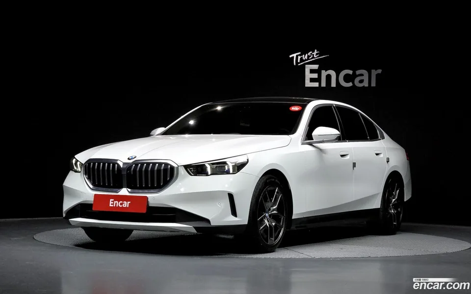 BMW 5 Series 520i 2023 — фото 1, купить с доставкой в Москву