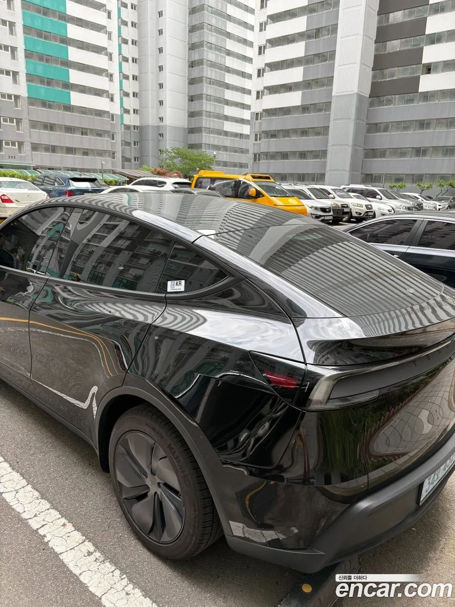 Tesla Model Y AWD 2025 — миниатюра 3