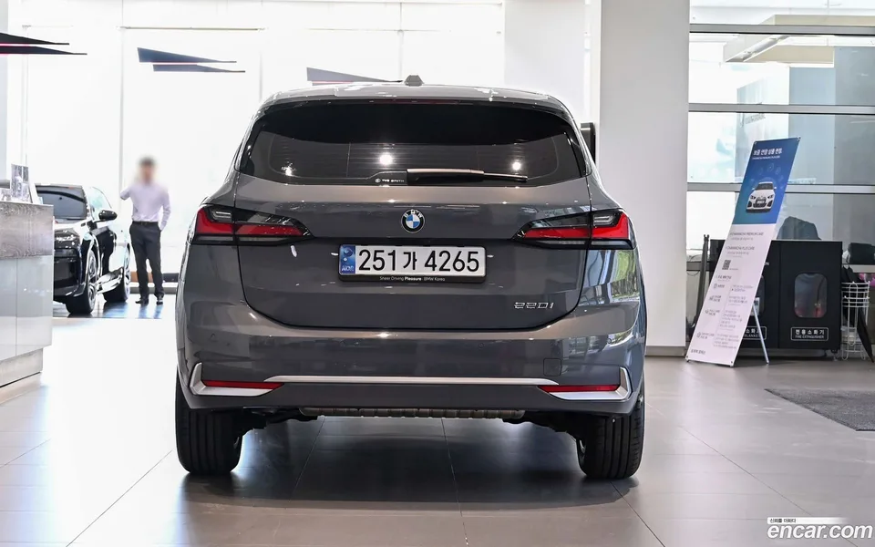BMW 2 Series Active Tourer 220i 2024 — миниатюра 3