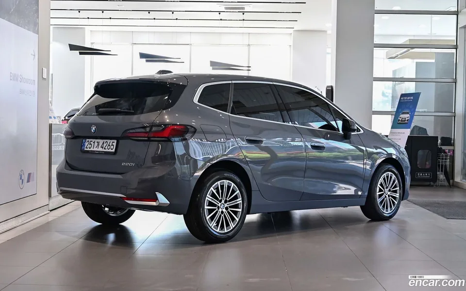 BMW 2 Series Active Tourer 220i 2024 — миниатюра 4