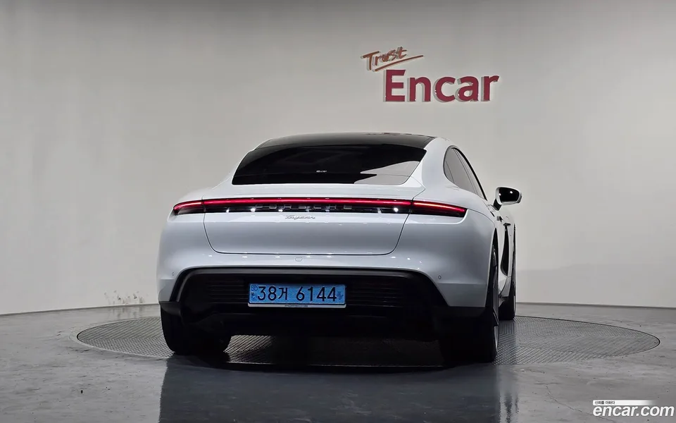 Porsche Taycan 2022 — миниатюра 4