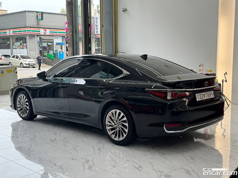 Lexus ES 300h 2023 — миниатюра 4