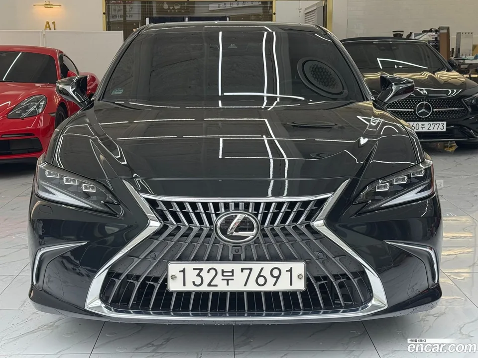 Lexus ES 300h 2023 — фото 1, купить с доставкой в Москву