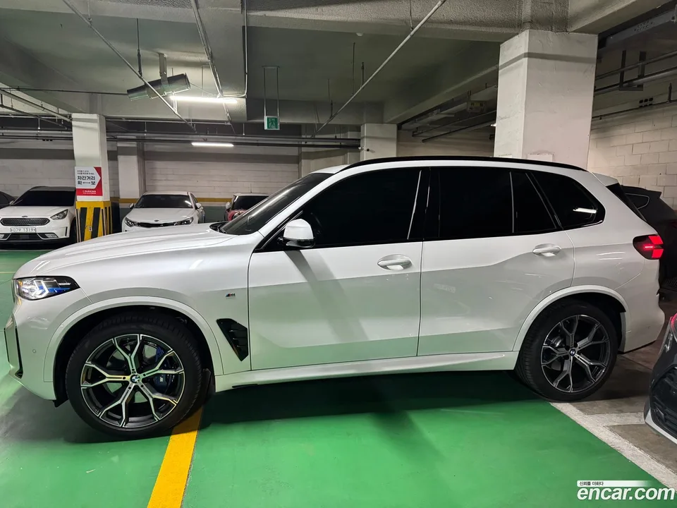 BMW X5 xDrive 40i M 2024 — фото 1, купить с доставкой в Москву