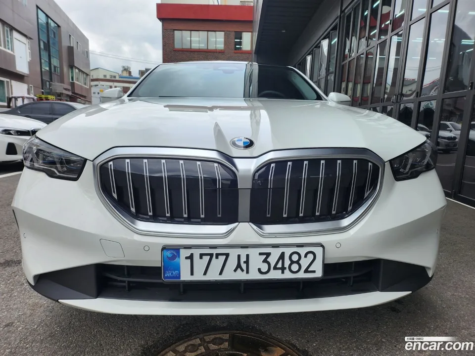 BMW 5 Series 530i xDrive 2025 — фото 1, купить с доставкой в Москву