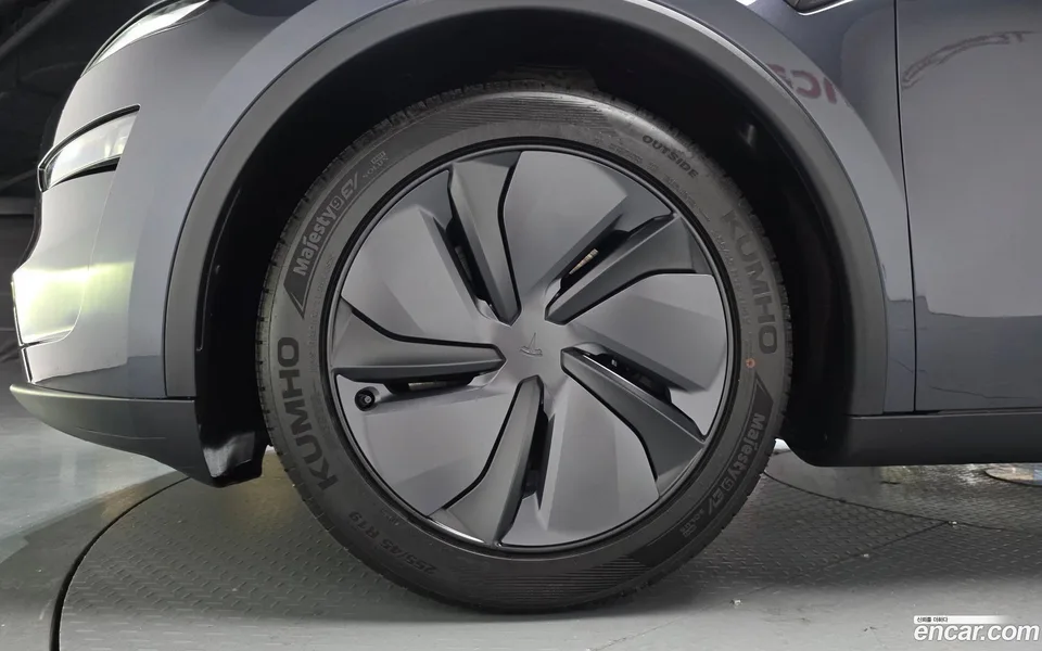 Tesla Model Y RWD 2025 — миниатюра 5