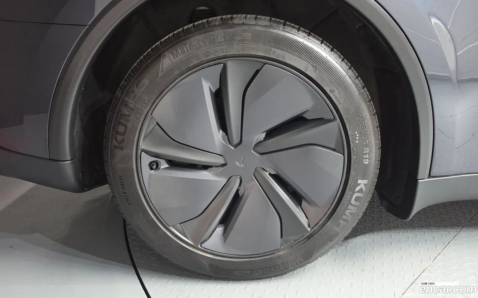 Tesla Model Y RWD 2025 — миниатюра 5