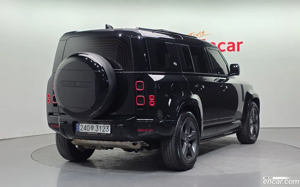 Land Rover Defender 110 P300 X- SE 2024 — миниатюра 2