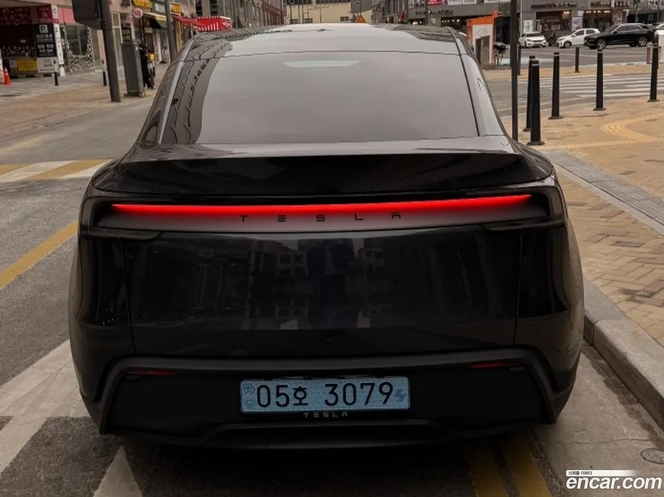 Tesla Model Y RWD 2025 — миниатюра 2