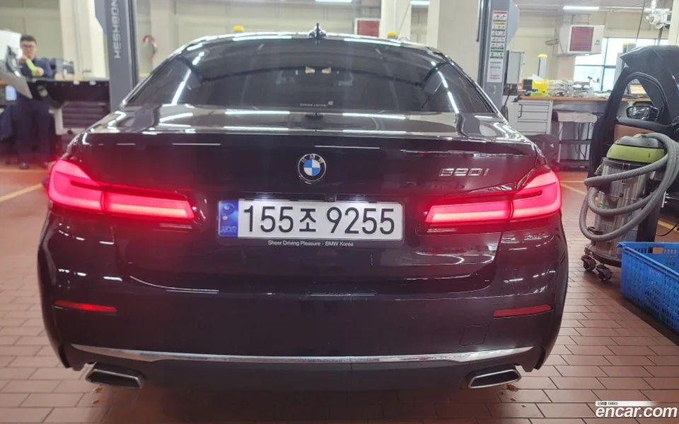 BMW 5 Series 520i 2023 — миниатюра 2