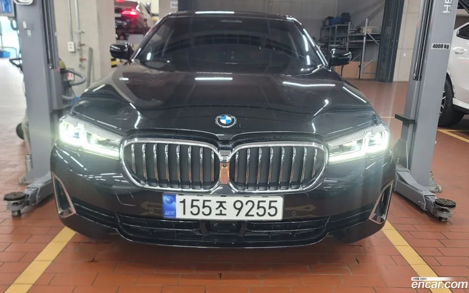 BMW 5 Series 520i 2023 — фото 1, купить с доставкой в Москву