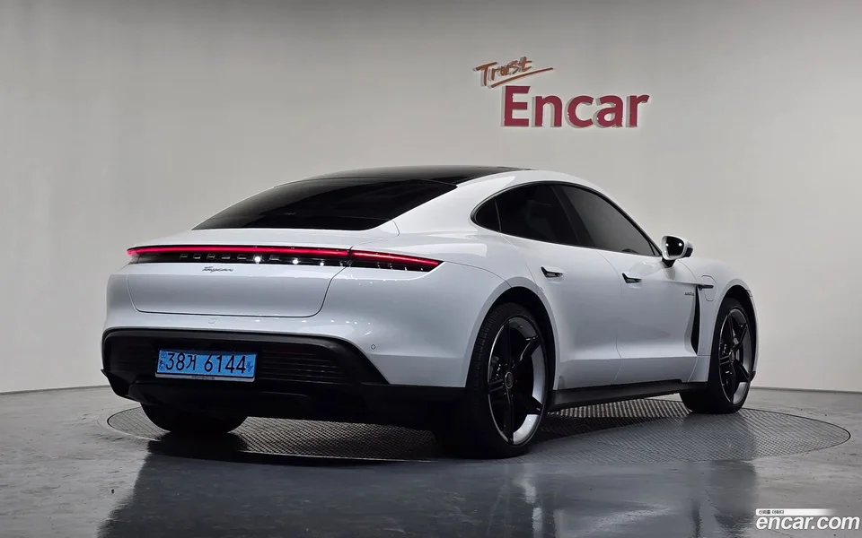Porsche Taycan 2022 — миниатюра 2