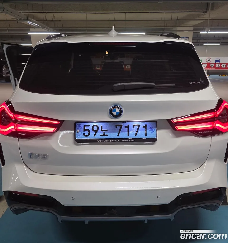 BMW iX3 M 2023 — миниатюра 2