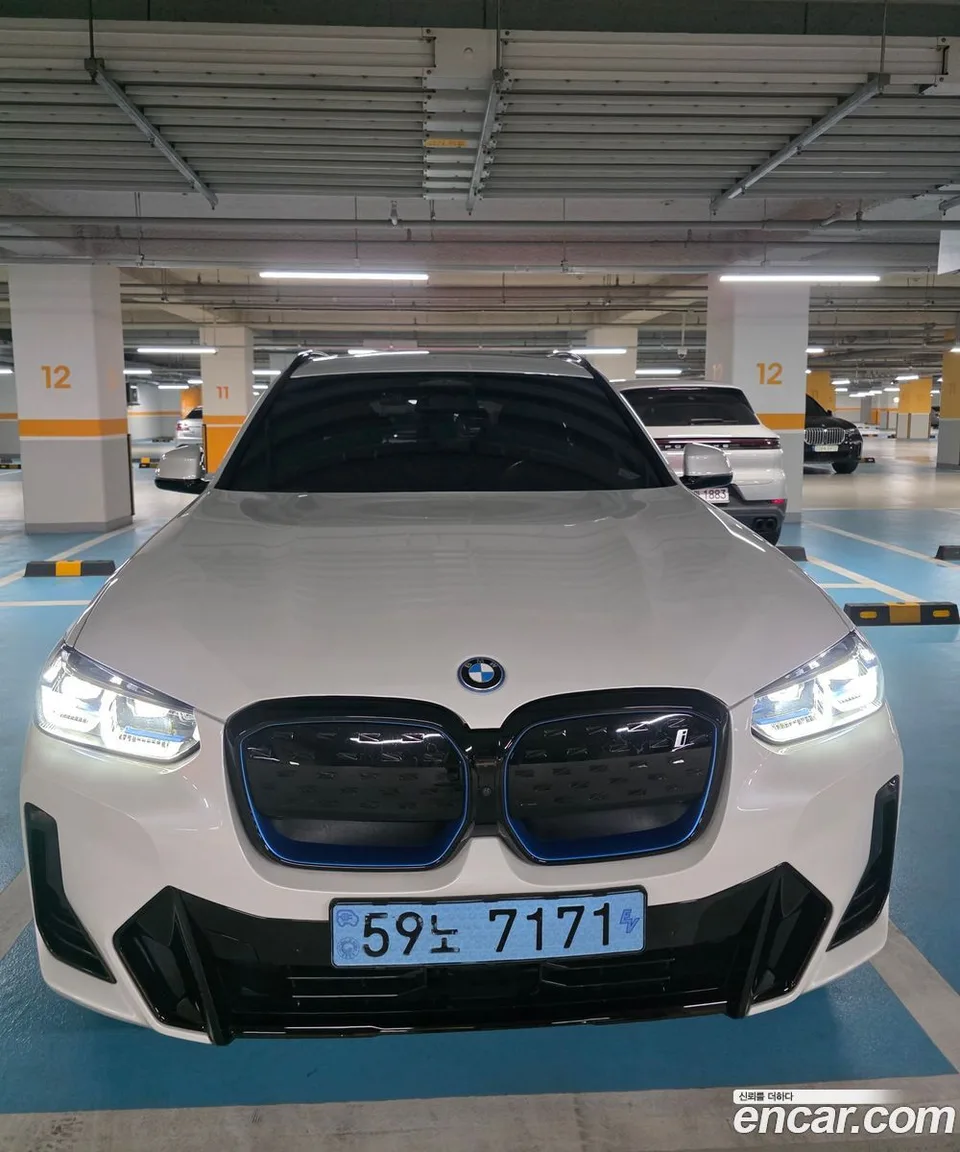 BMW iX3 M 2023 — фото 1, купить с доставкой в Москву