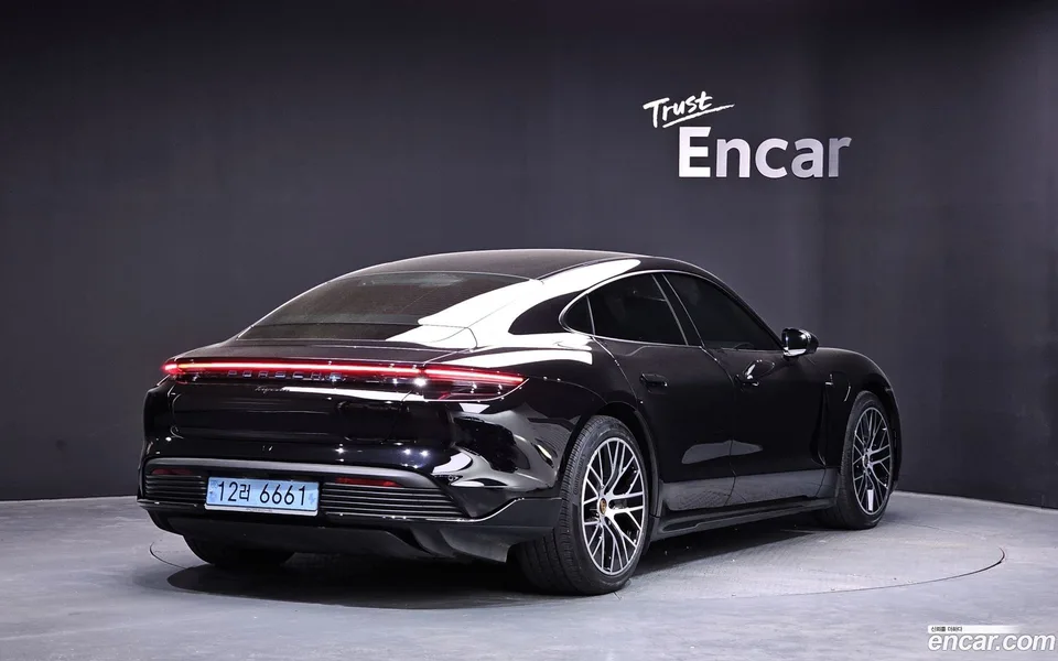 Porsche Taycan 2022 — миниатюра 2