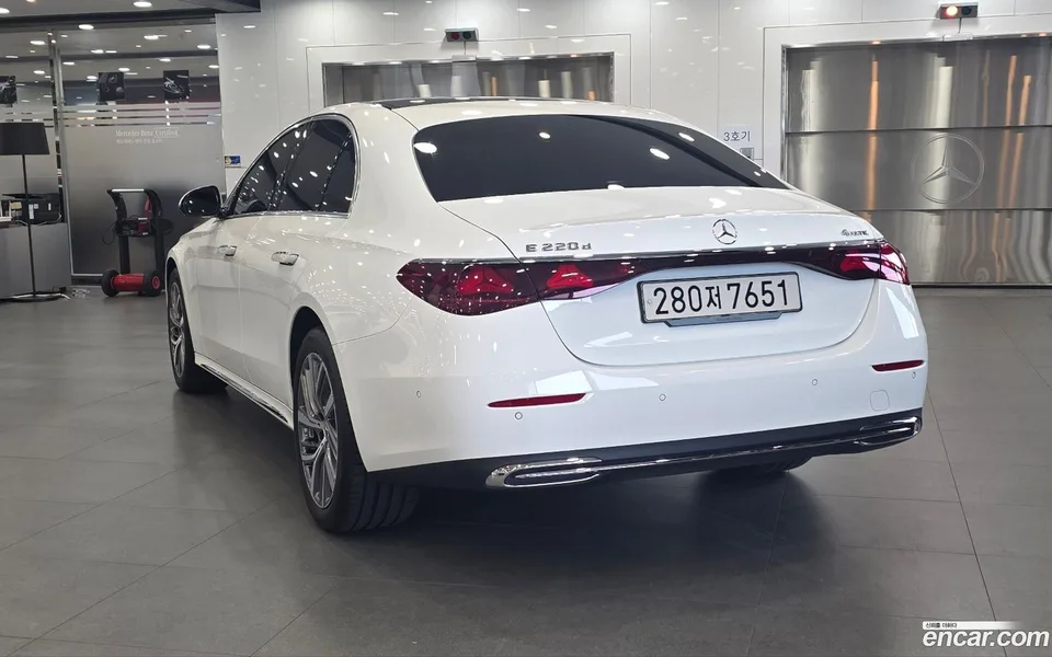 Mercedes-Benz E-Class E220d 4MATIC 2024 — миниатюра 3