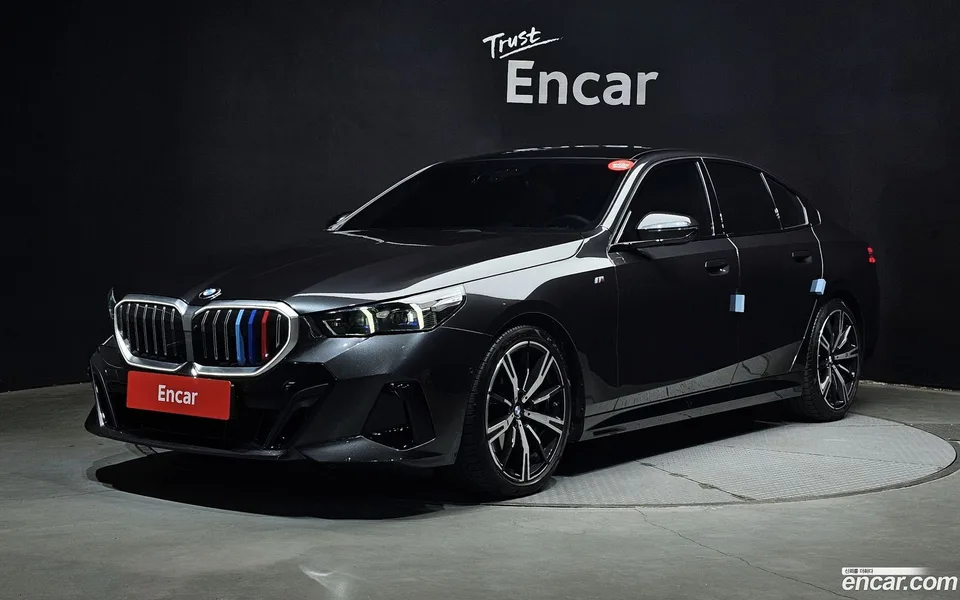 BMW 5 Series 530i xDrive M 2025 — фото 1, купить с доставкой в Москву
