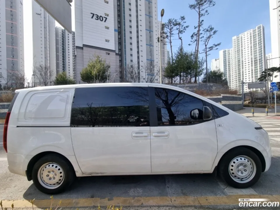 Hyundai Staria 5 2024 — миниатюра 3