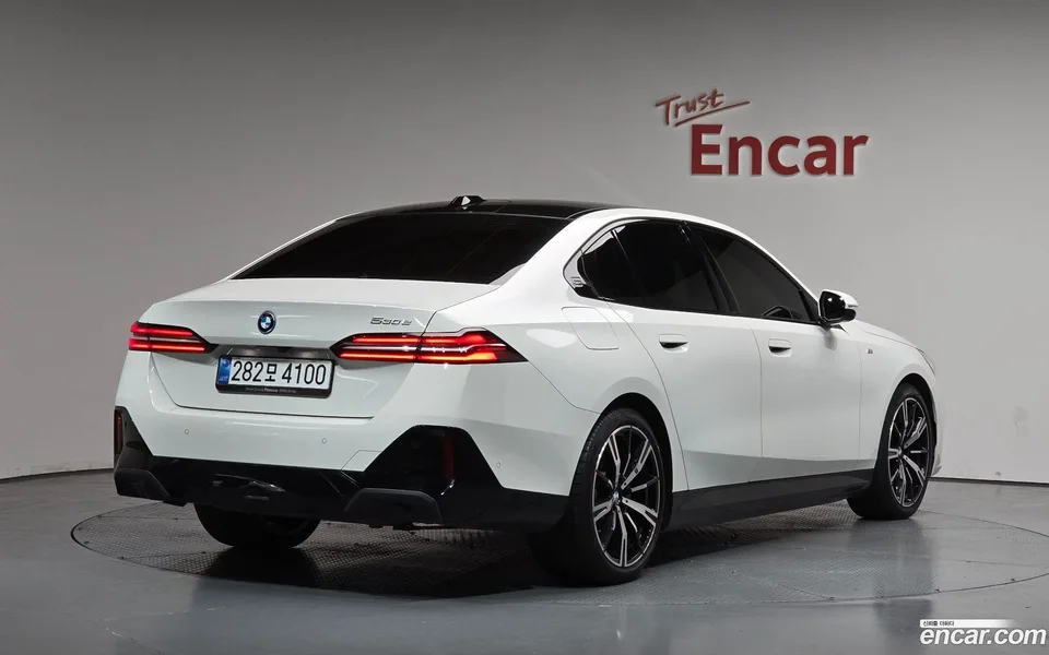 BMW 5 Series 530e M 2025 — миниатюра 2